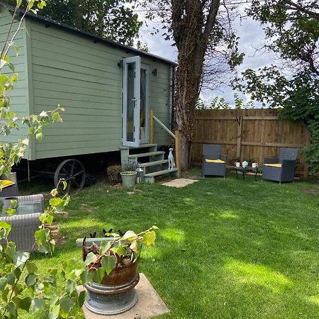 Beautiful Shepherd'S Hut Нюмаркет Екстериор снимка