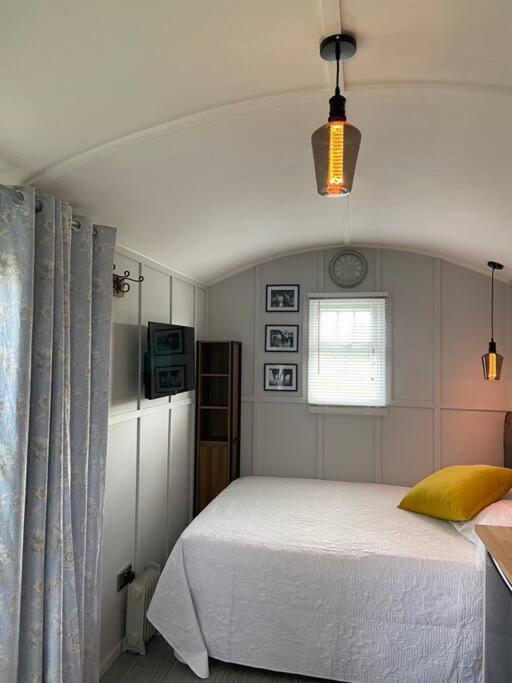Beautiful Shepherd'S Hut Нюмаркет Екстериор снимка